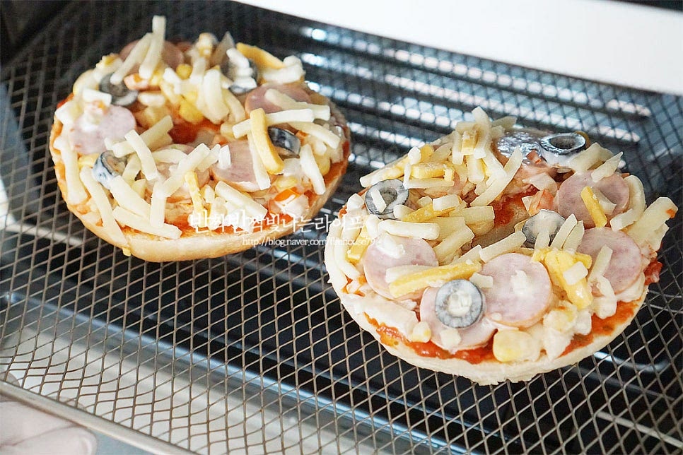 에어프라이어 또는 오븐에 구워줍니다. 180도 6분 정도 조리해 줍니다. 에어프라이어 기기 사양에 따라 온도와 시간은 조절해 주세요. 피자치즈가 녹고 노릇하게 구워질 정도면 됩니다. 6분 구웠더니 겉은 바삭바삭하고 토핑도 맛있게 구워졌습니다.