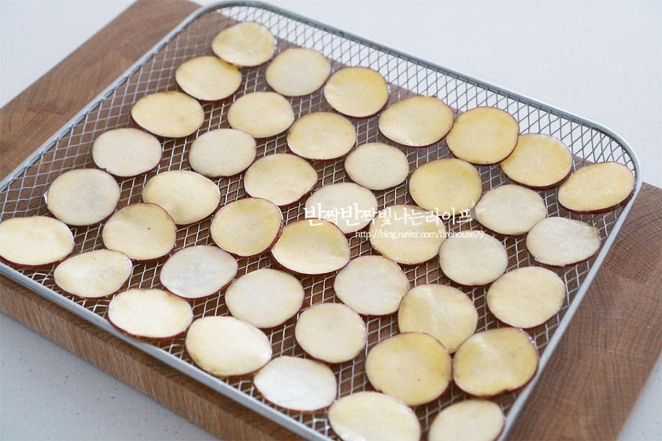 트레이에 겹치지 않게 일정한 간격을 두고 하나씩 올려줍니다. 종이호일을 깔지 않고 그대로 요리해 주어야 앞뒤로 공기가 통하여 골고루 튀겨집니다. 에어프라이어 170도 5분 기준으로 두께에 따른 익힘 정도를 체크하여 시간을 조절하여 구워줍니다. 기기의 사양에 따라 온도는 ±10도 차이 날 수 있어요. 생각보다 금방 튀겨지기 때문에 구움색이 동일하게 요리되도록 중간중간 확인해 주는 게 좋습니다. 오버쿡 되지 않게 조리하면 노란 색감만큼이나 달콤하고 바삭해요. 한 김 식힌 뒤 먹으면 바삭바삭 먹는 소리부터 맛깔나요. 제철의 단맛이 맛있어서 어떻게 요리해먹어도 실패할 수가 없는데요. 에프로 조리하면 간단한 레시피로 맛있는 고구마간식 만들기 즐길 수 있답니다. 영상도 같이 담았어요. 얇고 일정한 두께로 썬 고구마는 전분기를 제거한 뒤 식용유를 골고루 입혀준 뒤 에프로 구워주면 간단하게 완성이랍니다. 에어프라이어 고구마칩 만들기 달콤 바삭한 고구마과자 맛있게 요리해드세요. 끄읕 !