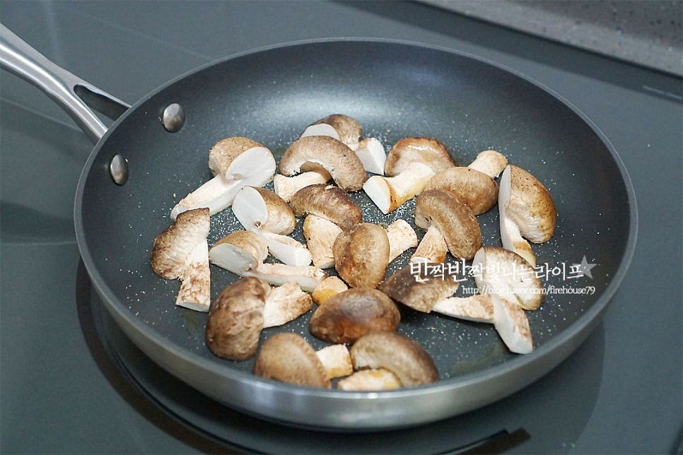 팬에 올리브오일을 약간 두르고 구워주면 되는데요. 센 불에서 구워주어야 물이 생기지 않고 깔끔하게 구울 수 있어요. 소금, 후추 약간 뿌려 밑간한 뒤 송화 먼저 구워줍니다. 갈릭 솔트로 간을 해도 좋아요. 반 정도 구워지면 느타리를 넣고 구워줍니다. 센 불에 구워내서 물이 전혀 생기지 않고 노릇노릇 깊은 풍미를 살려 구웠어요. 어린잎과 함께 먹음직스럽게 담아줍니다. 입맛 돋우는 식전 요리로도 좋고 한 끼 식사 대용으로도 부담 없이 좋아요. 영상도 같이 담았어요. 드레싱을 곁들여 먹음 쫄깃한 식감부터 진한 풍미까지 정말 잘 어우러진답니다. 송화버섯 요리 만들기 어렵지 않고 맛도 좋아요. 버섯 올린 샐러드 발사믹소스 곁들여 한 끼 식사로 가벼우면서도 깊은 풍미를 맛보세요. 맛있게 만들어 드세요^^ 끄읕 !