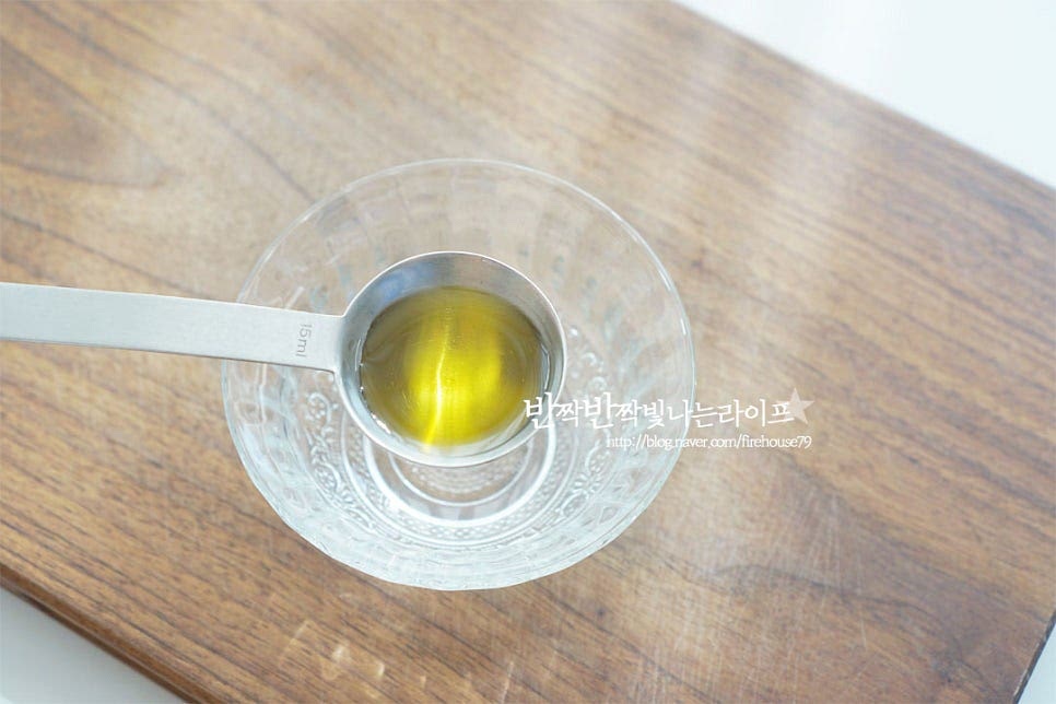 발사믹 드레싱을 만들어요. 올리브오일 3 큰 술, 발사믹식초 2 큰 술 꿀 1 작은 술, 레몬즙 1 큰 술 소금과 후추 약간 넣어요. 꿀을 넣어주면 단맛 풍미가 잘 어우러져요. 곁들이는 소스는 다양하게 있지만 가장 깔끔하고 무난하게 어우러지는 게 올리브오일+발사믹 조합이 아닌가 싶어요~ 레몬즙이 들어가면 향이 더 좋아요. 잘 어우러지도록 섞어줍니다. 섞어도 오일이 분리되기 때문에 뿌리기 전에 가볍게 한 번 더 섞어 곁들여요.