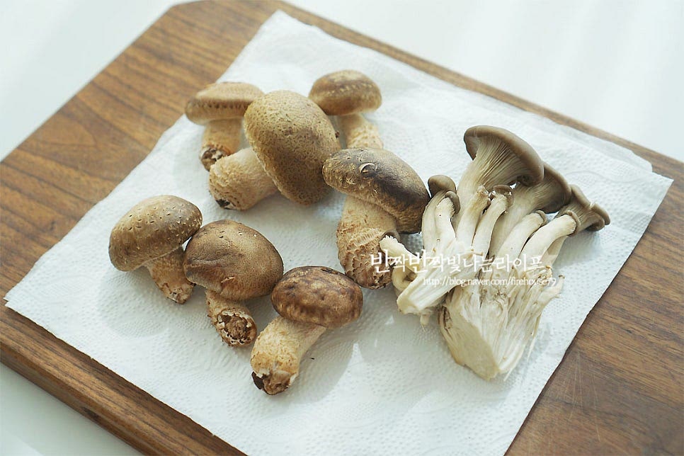 버섯을 먹기 좋게 손질해 줍니다. 물에 씻으면 향이 옅어져 씻지 않고 손질하여 주는데요. 젖은 키친타월로 가볍게 닦아 털어줍니다. 송화는 머리는 표고, 기둥이 송이를 닮아 두 가지의 향과 식감을 닮아있죠. 맛있게 요리하면 고기를 먹는 것보다 식감과 풍미가 좋아요. 그냥 구워 먹기만 해도 풍미가 참 매력적이랍니다. 갓 부분만 먹어도 되지만 쫄깃한 식감을 좋아한다면 기둥까지 같이 구워서 드셔보세요. 전 아랫부분 약간 잘라내고 큼직하게 2~4등분 해주었어요. 구우면 숨이 죽어 부피가 줄어 씹는 맛을 위해 큼직하게 썰어줍니다. 반찬하고 남은 느타리도 있어서 밑동을 잘라먹기 좋게 찢어줍니다.