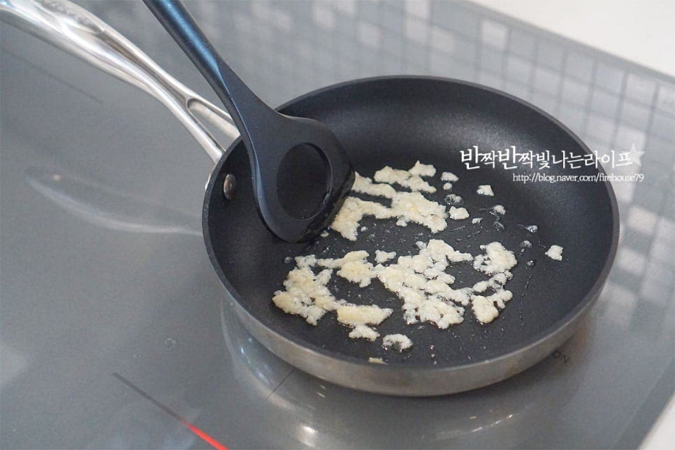 달군 챈에 식용유 1 큰 술을 두르고 간 마늘 1/2 큰 술을 먼저 볶아 향을 내어줍니다, 마늘이 타지 않게 중약 불로 향을 내어줍니다. 향긋한 향이 올라오면 간장 양념재료를 넣어줍니다. 재료에서 구수한 감칠맛이 나기 때문에 달콤 짭조름한 소스를 더해주어요. 진간장 1 큰 술, 황설탕 2/3 큰 술 맛술 1 큰 술, 조청(물엿) 1 큰 술을 넣어줍니다. 보리새우는 조금 더 단맛이 깊어 단맛을 조절해 넣어주셔도 좋습니다. 아이가 먹을 것이라 약간 달짝하게 간을 해주었습니다. 양념을 먼저 끓여 만들어준 뒤 볶아둔 재료를 넣어주면 눅눅하지 않게 맛볼 수 있어요. 재료가 어우러지고 끓으면 볶아둔 보리새우를 넣고 버무려줍니다. 팬에 넣는데 소리부터 고소해요. 간이 고르게 버무려질 수 있게 볶아줍니다. 불을 끄고 참기름 1/2 큰 술, 통깨 약간 뿌려 건새우볶음을 완성해 줍니다. 재료를 충분하게 볶아주어 먹는 내내 바삭바삭 식감이 맛있어요. 간장으로 짭조름하면서 달콤하게 만들면 마치 과자 같아 아이도 좋아한답니다. 영상도 같이 담았어요. 고소하고 달큰한 맛이 가득한 보리새우볶음은 애호박이나 마늘쫑과 같은 부재료와 먹어도 맛있지만 재료 본연의 맛과 식감을 살려주면 더 맛나요. 마른새우볶음 만드는 법 고소하고 맛깔나게 요리해 드세요^^ 끄읕 !