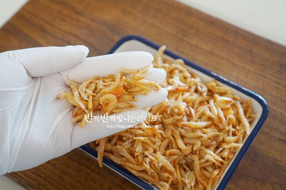 부드러운 식감과 은은한 달큰함이 매력적인 보리새우 요리는 국이나 찌개 같은 국물이나 볶음, 조림으로 맛볼 수 있는데요. 오늘은 바삭한 식감을 살린 마른반찬을 만들어보았어요. 냉장고에서 꺼내면 약간 눅눅한 느낌이 드는데요. 요리하기에 앞서 먼저 볶아주어 비린내와 수분을 날려줍니다. 마른 팬에 넣고 타지 않게 불 조절을 하여 충분하게 볶아 바삭바삭하게 해주면 먹는 내내 눅눅하지 않게 맛볼 수 있어요. 바사삭 고소하게 볶아지면 체에 한번 털어주어 잔가루를 정돈해줍니다. 생각보다 잔가루가 많이 나와 털어내어주어야 깔끔하게 보리새우볶음을 만들 수 있어요.