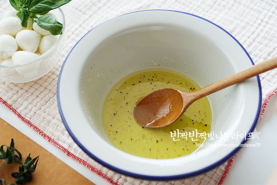 화이트 발사믹 2숟가락, 올리브오일 3숟가락 레몬즙, 소금, 후추 약간을 뿌려 주어요. 일반토마토의 경우 꿀을 약간 더해주면 맛나요. 저는 스테비아토마토로 만들어서 단맛이 나는 재료는 생략하고 새콤함을 더해주었어요. 볼에 재료를 넣고 버무려줍니다. 보통 샐러드로 만들어 즐길 때 모짜렐라 치즈 많이들 곁들여 드시죠. 보코치니 치즈는 미니 모짜렐라 치즈로 동글동글 같이 먹음 먹기도 편하고 맛도 좋아요. 드레싱을 먼저 버무려준 뒤 바질잎을 넣어 가볍게 버무려주면 정말 간단하게 뚝딱 완성입니다. 먹기 좋게 그릇에 담아주면 색감부터 맛깔스러워요. 입맛을 돋아주는 상큼함과 궁합이 좋은 올리브오일을 곁들이면 말이 필요없는 조합이죠. 만드는 과정은 영상도 같이 담았어요. 아삭하게 한입 베어물면 달달함 가득한 과육이 느껴지는게 정말이지 꿀떨어지는 맛이에요. 여기에 동글동글 치즈와 향긋한 바질을 곁들이면 정말 맛있어요. 스테비아 토망고로 만드는 토마토 샐러드 누구나 좋아할 설탕 솔솔 뿌린 단맛에 치즈와 바질이 더해져 간단한 한끼 식사로도, 특별한 식전메뉴로도 딱이랍니다. 맛있게 즐겨 드셔보세요^^ 끄읕 !