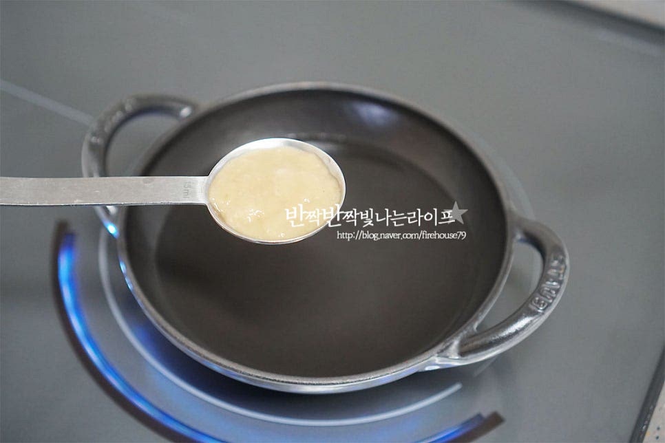 냄비에 물 250ml를 넣고 물이 끓어오르면 치킨스톡 1½ 큰 술을 풀어줍니다. 게살스프 육수를 따로 우리지 않아도 치킨스톡을 활용하면 보다 간편하게 후다닥 만들 수 있어요. 치킨스톡 종류에 따라 양을 가감하여 농도를 조절하여 줍니다. 육수가 끓어오르면 홍게살과 팽이버섯을 넣어줍니다. 재료가 2/3 정도 익으면 만들어둔 전분물을 조금씩 부어가며 걸쭉한 농도를 조절하여 줍니다. 한 번에 많이 넣으면 덩어리지기 쉬우니 조금씩 넣어 부드러움을 살려주어요. 끓을 때보다 끓이고 나면 농도가 더 걸쭉해지니 떠먹기 좋은 정도로만 전분물을 넣어주세요. 보글보글 끓으면 흰자를 풀어줍니다. 간을 보고 부족한 간은 소금으로 해줍니다. 달걀이 익으면 불을 끄고 참기름을 넣어 마무리해요. 참기름은 마지막에 넣어주어야 고소한 풍미가 좋아요~ 스프는 먹기 좋게 그릇에 담아 실파를 올려줍니다. 결결이 씹히는 맛과 부드럽게 어우러지는 맛이 든든한 한 그릇이랍니다^^ 만들기 영상을 같이 보면 보다 쉽게 만들 수 있어요. 게살요리 중에서도 수프를 만든다 하면 중식이다 보니 어려울 것 같지만 치킨스톡과 손질된 재료만 있으면 의외로 손쉽게 만들 수 있답니다. 게살스프 만들기 집에서 간단하게 만들어 든든한 한 그릇 준비해 보시는 건 어떠세요. 아침식사대용으로 부드러운 목 넘김과 담백한 감칠맛이 맛있답니다. 맛있게 만들어 드세요^^ 끄읕 !