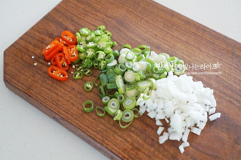 곁들일 재료를 먹기 좋게 썰어줍니다. 양파는 잘게 썰어주고, 대파와 고추는 송송 썰어줍니다. 매운맛 기호에 따라 청양고추를 가감해 주세요. 번데기 통조림을 준비했어요. 시장에 가면 건조된 상태로 팔기도 하는데 통조림에 든 것이 육수를 따로 더할 필요 없이 언제 어디서나 손쉽게 요리할 수 있어요. 1캔을 바로 냄비에 부어줍니다. 국물이 자작한 상태라 그대로 추가 재료를 더해 간을 맞추어 탕을 끓여주기만 하면 되어요. 대파와 고추, 양파를 넣어줍니다.