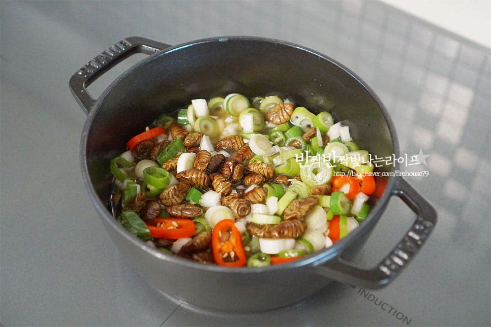 채소를 곁들여 준 뒤 양념재료를 더해 맛을 살려줄 것이에요. 고춧가루 1숟가락, 다진 마늘 1숟가락 진간장 아주 약간, 후추 약간 다시다와 미원 한 꼬집 넣어줍니다. 간장을 아주 약간 풍미를 더해줄 정도로 넣어주시고 조미료를 더해주었는데요. 저는 다시다가 없어서 연두 매운맛 넣었는데 잘 어울렸어요~ 간이 맞추어질 정도로 한소끔 끓여주면 완성입니다. 입맛에 맞게 양념은 가감해 주세요. 청양고추가 넉넉히 들어가서 매콤 칼칼한 맛이 특유의 고소한 감칠맛과 잘 어울려요. 국물 자작하게 끓여먹음 술안주로 딱 좋은데요. 매콤함을 더해주어 더 입맛 당기는 맛이에요. 고단백 식품이라 부담 없이 즐기기도 좋고 간단하게 맛볼 수 있어 더 좋아요. 영상도 같이 담았어요. 번데기탕 만드는법 맛있게 즐겨보세요^^ 끄읕 !