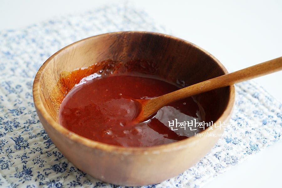 떡꼬치 소스를 만들어요. 양념 비율만 알면 입맛에 맞게 맵고 단맛을 가감하심 되는데요. 밥숟가락 기준으로 고추장 1, 케첩 1 맛간장 1, 올리고당 2, 맛술 1, 다진 마늘 1 작은 술 을 넣고 섞어줍니다. 기본적인 강정 스타일의 매운듯 달콤한 맛이에요. 입맛에 따라 더 매콤하게 만드셔도 됩니다. 소스는 팬에 넣고 바글바글 끓였다 바로 불을 꺼줍니다. 타기 쉬우므로 끓으면 바로 불을 꺼요.