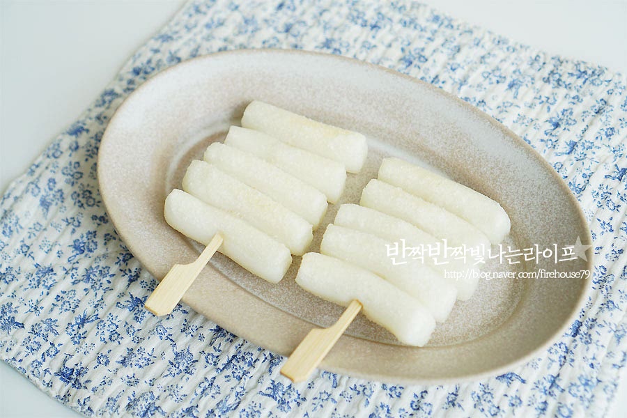 접시에 재료를 넓게 올려줍니다. 솔로 양념 소스를 골고루 발라주어 마무리해요. 없다면 생략 가능한데 땅콩과 같은 견과류를 곁들이면 영양 한 스푼과 고소함을 더해줄 수 있어요. 땅콩가루를 만들어주었어요. 위에 땅콩가루를 뿌려 그릇에 담아주면 맛있는 간식 완성입니다. 빨간 색감이 보기만 해도 식욕을 자극하는 것 같아요^^ 만들기 영상을 같이 보면 보다 쉽게 따라 만드실 수 있답니다. 매콤 달콤한 소스와 함께 바삭하고 쫄깃한 식감이 어우러져 하나 먹다 보면 두 개 먹게 되는 매력이 있죠. 아이랑 같이 먹기도 좋고요. 떡꼬치 소스 만들기 비율만 알면 더 맛있게 즐길 수 있어요. 떡은 말랑말랑할 때 나무 꼬치에 끼워야 갈라지지 않게 모양을 잡을 수 있어요. 튀기듯이 구워주면 식감이 더 좋아요. 매콤 달콤함에 고소함을 더해 드셔보세요. 맛있게 만들어 드세요. 끄읕 ! 비슷한 레시피로 두부강정 만드는법도 참고해 주세요.