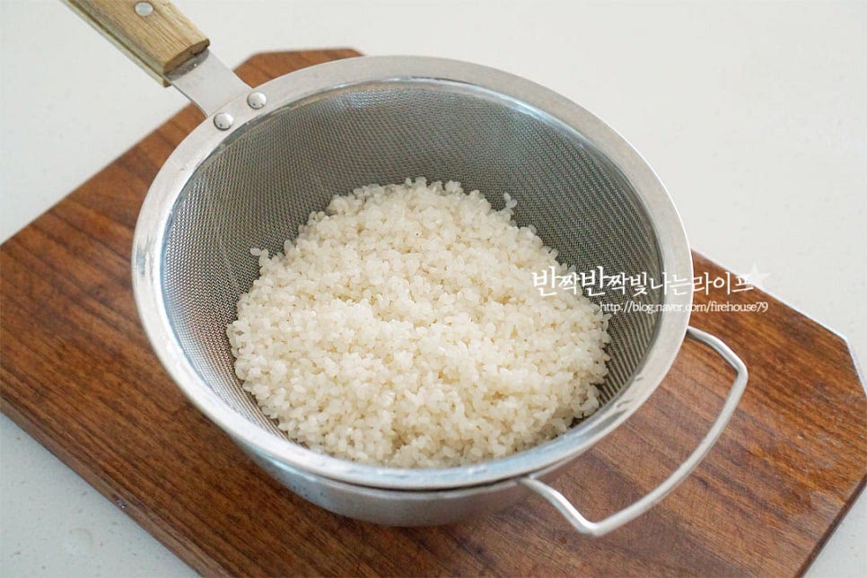 쌀은 깨끗하게 씻어 체반에 밭쳐 물기를 털어줍니다. 따로 불리지 않고 바로 밥을 지어줄 것이에요. 콩나물은 다듬어 손질해 주는데요. 아이와 신랑이 꼬리와 머리를 좋아하지 않아 꼬리는 잘라내어주고, 머리는 1/3 정도 떼어내어주었어요. 입맛에 따라 상태가 좋지 않은 것만 골라내고 머리부터 꼬리까지 모두 넣어도 좋습니다. 비린내가 나지 않게 살살 흔들어 씻어줍니다. 소고기는 다짐육을 넣어주었는데요. 불고깃감이나 잡채용을 먹기좋게 잘라 넣어도 좋습니다. 지방이 적은 부위가 담백하게 어울려요. 진간장 1 큰 술, 황설탕 1 작은 술 간 마늘 1/2 작은 술, 맛술 1 작은 술 참기름 1/2 큰 술, 후추 약간 넣어줍니다. 양념이 어우러지도록 버무려줍니다. 고소하고 짭조름한 맛이 잘 어울려 먹을수록 구수하게 별미에요.