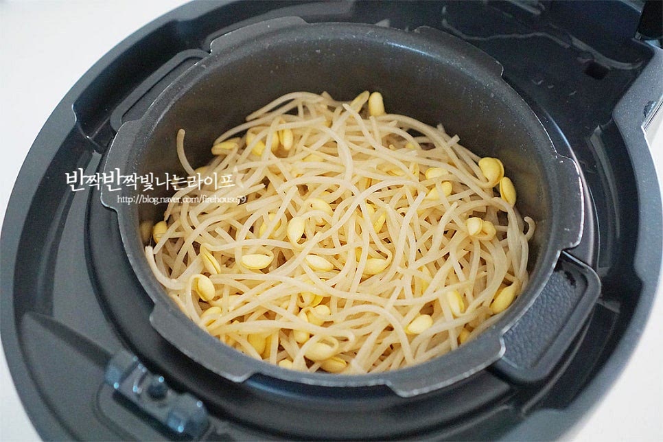 취사가 완료되면 밥솥을 열어요. 구수한 풍미가 가득 맛있게 지어졌답니다. 아삭아삭하게 잘 익었어요. 뜨거울 때 주걱을 세워가며 골고루 어우러지도록 잘 섞어줍니다. 푸짐하게 담은 뒤 양념장 올려 슥슥 비벼 먹음 별미가 따로 없죠. 고소함과 아삭함을 동시에 맛보면서 특유의 감칠맛에 자꾸만 손이 가요. 영상도 같이 담았어요. 간단하게 콩나물만 넣고 밥을 지어도 맛있지만 소고기까지 같이 넣어주면 맛은 물론 든든한 한 끼를 챙겨 먹을 수 있는데요. 쌀 위에 소고기-콩나물 순으로 올려 밥을 지어 간도 맛깔나게 어우러지고 아삭하게 잘 만들어졌답니다. 전기밥솥 콩나물밥 만들기 푸짐하고 맛있게 요리해드세요^^ 끄읕 !