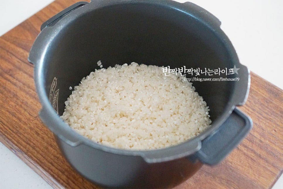 전기밥솥 내솥에 씻은 쌀을 넣어줍니다. 물을 털어내고 쌀알만 넣어주어야 물의 양을 정확하게 계량하기 좋아요. 밥을 짓는데 익숙하다면 어림짐작으로 밥물 맞추기가 되지만 콩나물밥 전기밥솥으로 만들 땐 진밥이 지어질 수 있어 계량컵을 활용하는 게 좋습니다. 일반적인 밥을 쌀과 물 1:1로 잡는다면 재료에서 수분이 나오기 때문에 1: 0.7~0.8 정도로 잡아주면 됩니다. 불리지 않은 쌀 2컵에 물 1.8컵 부어줍니다. 그 위로 밑간 한 소고기를 올려줍니다. 양념을 해주었기 때문에 밥알에 간이 스며들어 더 맛이 구수해요. 손질해둔 채소에 들기름 1 큰 술을 뿌려 조물조물 가볍게 버무려줍니다. 들기름에 버무려 올려주면 아삭하고 고소한 풍미가 더 맛있어요. 마지막으로 골고루 펼쳐 올려줍니다.