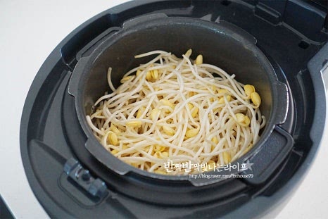 내솥을 넣은 뒤 취사 버튼을 눌러줍니다.