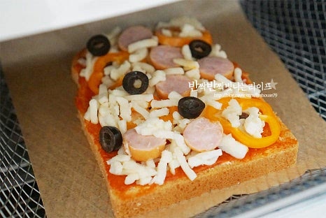 에어프라이어 식빵 피자토스트를 구워줍니다. 180도 5~8분 구워줍니다. 기기의 사양에 따라 온도와 시간은 조절해 주세요. 에프나 오븐이 없다면 전자레인지나 프라이팬에 치즈가 녹을 정도로 익혀주어도 됩니다. 구워서 익히는 조리법이 바삭바삭 식감이 더 맛깔나요. 노릇노릇 구워지면 바질잎을 곁들여 줍니다. 바질 잎 대신 파슬리가루나 다른 허브 종류를 올려도 좋습니다. 식빵을 구워서 만든 피자는 바삭하고 고소한 식감에 토마토소스의 상큼함, 토핑의 감칠맛이 조화롭고 직접 만들어 푸짐하고 든든하답니다. 영상도 같이 담았어요. 식빵 피자빵 만들기 과정이 간단하며 맛과 비주얼이 근사한 요리로 간식이나 한 끼 식사 대용으로 즐겨먹기도 좋답니다. 소스와 토핑만 준비하여 구워주기만 하면 되어요~ 에어프라이어 식빵요리 피자토스트 만들기 맛있게 요리해 드세요^^ 끄읕 !