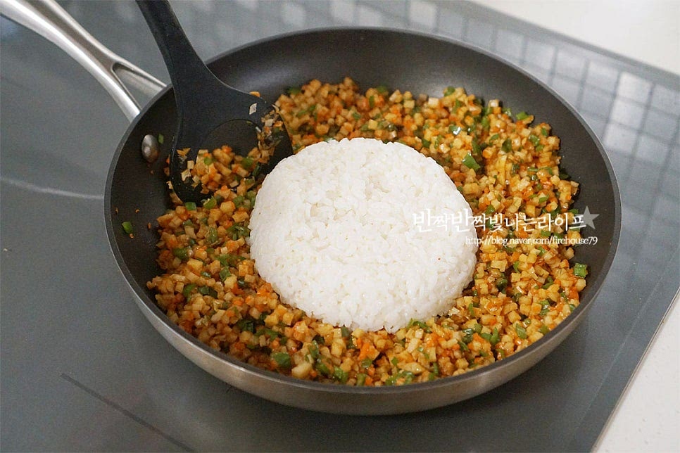 불을 끄고 밥을 넣고 잘 섞어줍니다. 이대로 먹어봐도 정말 맛이 좋습니다. 고소한 참기름과 통깨도 넣어 섞어주어요.