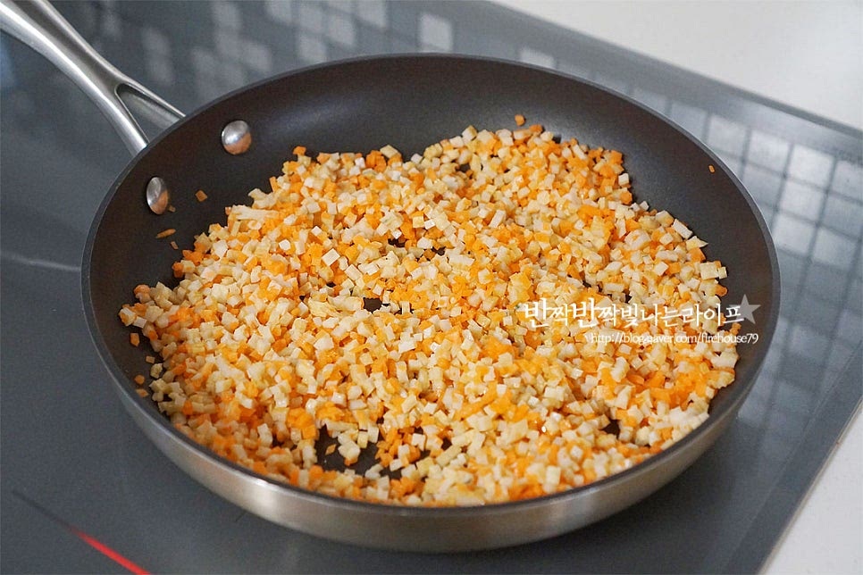 달군 팬에 식용유 약간 두르고 어묵과 당근을 먼저 볶아줍니다. 잘게 썰어서 금방 익어요~ 어묵과 당근이 거의 익으면 다진 땡초를 넣어줍니다. 가볍게 복아 준 뒤 양념재료를 넣어주어요. 간이 어우러지도록 볶아줍니다.