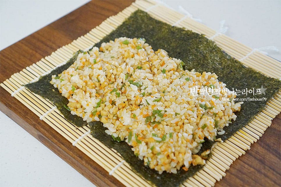 김발에 김을 깔아준 뒤 밥을 고르게 펼쳐 올려줍니다. 둥글게 모양을 잡아가며 돌돌 말아줍니다. 김발로 말아 고정해 주어 모양을 단단하게 말아줍니다. 참기름을 발라준 뒤 일정한 크기로 먹기 좋게 썰어줍니다. 김밥을 썰 때 칼날에 참기름 약간 발라주시면 더 썰기 편합니다. 한 입 크기로 드시고 싶다면 꼬마 김밥 사이즈로 만드셔도 좋아요. 먹기 좋게 그릇에 담은 뒤 마요네즈 곁들여 주시면 됩니다. 매운맛이 마요네즈의 고소함에 중화되어 잘 어울립니다~ 영상도 같이 담았어요. 매콤하면서도 매운어묵김밥의 감칠맛이 젓가락을 움직이게 하는데요. 들어가는 재료와 만드는 과정이 간단하지만 먹어보면 중독성 있는 맛이에요. 땡초김밥 만들기 매운맛 어묵 청양고추 매력에 빠져보세요^^ 끄읕 !