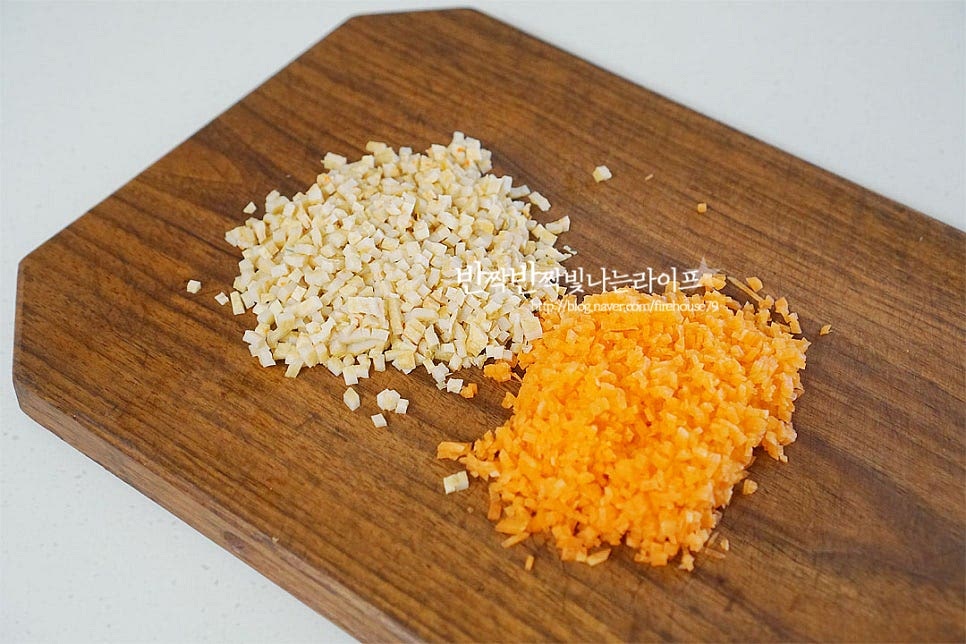 모든 재료를 잘게 다져 썰어주시면 되는데요. 어묵은 튀긴 것이라 뜨거운 물을 살짝 부어 기름기를 제거해 준 뒤 잘게 다져 썰어주었습니다. 당근 역시 잘게 잘라주세요. 청양고추는 꼭지를 제거하고 양 끝을 잘라낸 뒤 반으로 갈라 씨를 제거해 줍니다. 길게 채를 썬 뒤 잘게 다져줍니다. 매운맛이 강한 편이라 장갑을 끼고 손질하시는 게 좋습니다. 칼로 잘게 다져주셔도 좋고 푸드 프로세서를 활용하여 다져 썰어도 됩니다. 기본 세 가지 재료 이외에 고기나 계란지단, 단무지 등이 들어가면 맛이 좋아요. 단무지가 없어서 생략했는데 단무지도 잘게 다져서 넣어도 맛나답니다.