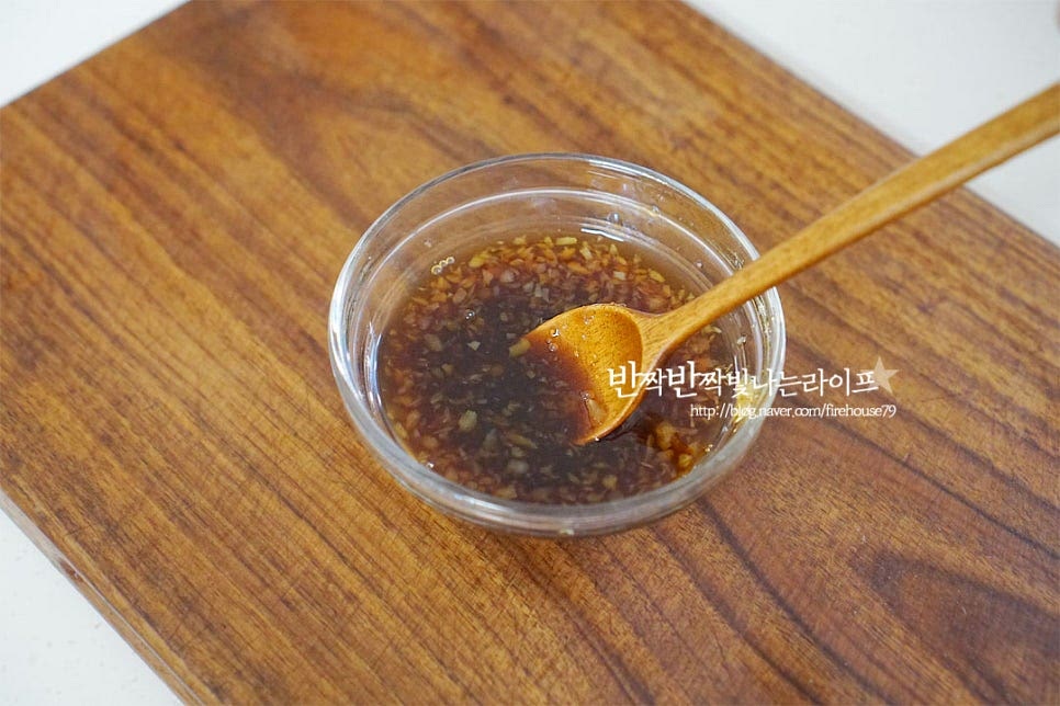양념 소스는 미리 섞어 준비해둡니다. 진간장 1 큰 술, 굴 소스 1 큰 술 맛술 1 큰 술, 황설탕 1/2 큰 술 다진 마늘 1/2 큰 술 넣어줍니다. 기호에 따라 짜고 단맛은 가감하여 맞추어 주세요.