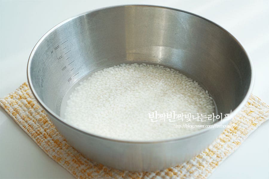 쌀은 씻어준 뒤 30분 정도 불려주어요. 그리고 물기를 털어줍니다.
