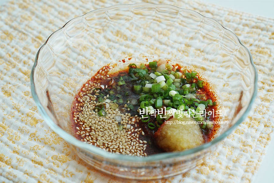 밥이 되어가는 동안 양념장을 만들어요. 간장 2T, 고춧가루 1t, 다진 마늘 0.5t 매실청 0.5, 참기름 1T, 다진 쪽파와 통깨 약간을 넣어 잘 섞어줍니다. 쪽파가 없다면 대파, 부추, 달래 모두 가능해요. 뜸을 들인 후 뚜껑을 열어보면 바다향이 느껴지는 게 보기만 해도 먹음직스러워요. 감칠맛 나는 밥맛도 좋고 영양도 듬뿍이에요. 만드는법은 영상을 참고하시면 보다 쉽고 맛있게 만드실 수 있어요. 우리 집 꼬맹이가 해조류를 좋아하지 않지만 홍합밥을 지으면 밥 한 그릇 뚝딱해요. 온 가족이 함께 즐겨먹기 좋은 요리랍니다. 구수함과 함께 맛보는 진한 바다향은 언제나 실패 없는 맛이에요. 톳 요리법은 무침, 장아찌 등 다양하게 즐길 수 있지만 가장 간편하게 맛볼 수 있는 게 밥을 넣을 때 같이 넣어먹는 것이랍니다. 톳밥만드는법 건조톳을 밥 지을 때 넣어주면 쉽고 맛있는 한 끼를 준비할 수 있어요. 불릴 필요 없이 넣어주기만 하면 된답니다. 감칠맛을 더해주고 싶을 땐 건홍합도 같이 넣어 보세요. 두 재료의 꿀조합으로 영양과 맛 두 마리 토끼를 모두 잡을 수 있어요. 끄읕 !