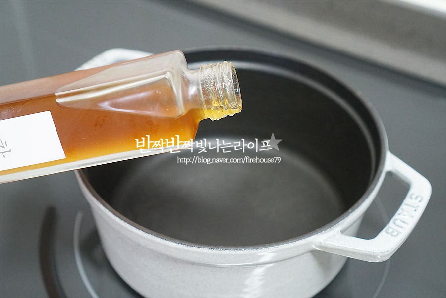 냄비에 참기름 1T 넉넉히 넣어줍니다. 재료를 참기름에 한번 볶은 뒤 밥을 지어주면 밥알의 식감도 좋고 바다향도 더 고소해요. 톳과 건홍합을 넣어줍니다. 2~3분 정도 가볍게 볶아주어요. 불린 쌀을 넣고 같이 볶아줍니다. 다시마 육수와 홍합 불린 물을 섞은 뒤 밥물을 맞추어줍니다. 바다에서 나는 식재료이기 때문에 육수를 넣어주면 감칠맛이 배가 되어요. 밥물은 일반적으로 밥을 지을 때와 같이 맞추어 넣은 뒤 끓여주어요. *전기밥솥을 사용할 경우 재료를 모두 넣은 뒤 밥물을 맞추어 취사 버튼을 눌러줍니다. 보글보글 끓어오르기 시작하면 뚜껑을 덮어줍니다. 약불에서 13분 정도 끓인 뒤 10분 뜸을 들여주면 완성입니다.