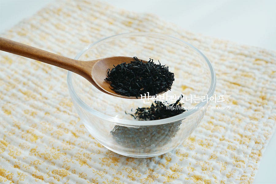 톳밥만드는법 주재료인 톳은 밥에 넣어먹는 용을 준비했어요. 먹기 좋게 잘라서 건조된 것이라 밥에 넣어먹기 간편하고, 향도 깊답니다. 건조된 것은 따로 불려줄 필요 없이 1.5T 정도 준비하여 체에 밭쳐 가볍게 헹구어 줍니다. 밥에 들어가는 건홍합은 물에 한번 씻어주어요. 재료가 잠길 정도로 물을 넣고 말랑해질 때까지 3~4시간 불려주었어요. *불린 물은 밥 물로 넣어줄 것이라 버리지 않고 놔둡니다. 물 2컵에 다시마 3조각을 넣고 끓어오르면 불을 꺼주어 다시마 육수를 내어줍니다.