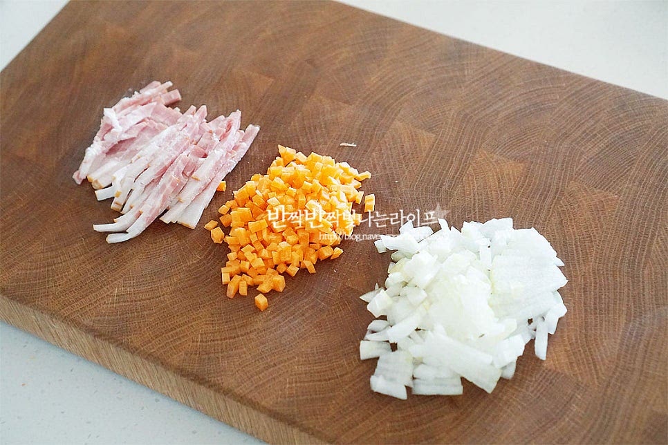 *토마토소스는 농도에 따라 가감하여 넣어주세요. 1. 재료 손질 토마토파스타 소스에 들어갈 재료는 크기를 잘게 썰어줍니다. 양파와 당근은 입자를 잘게 자르고 베이컨도 곱게 체를 썰어줍니다. 간단하게 베이컨을 준비했는데 입맛에 따라 다진 소고기나 새우, 해물 등을 넣어도 좋아요.
