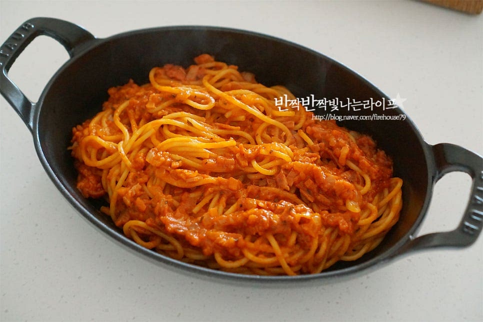 오븐용 접시에 면과 소스를 담아줍니다. 오븐에 한 번 더 구워줄 것이라 스파게티 면을 너무 퍼지지 않게 익혀주는 게 좋아요. 그 위로 피자치즈를 듬뿍 올리고 파르메산 치즈를 약간 갈아 뿌려줍니다. 방울토마토와 블랙올리브도 같이 올려주었습니다. 200도로 예열한 오븐에 넣고 200도 7~8분 구워줍니다.