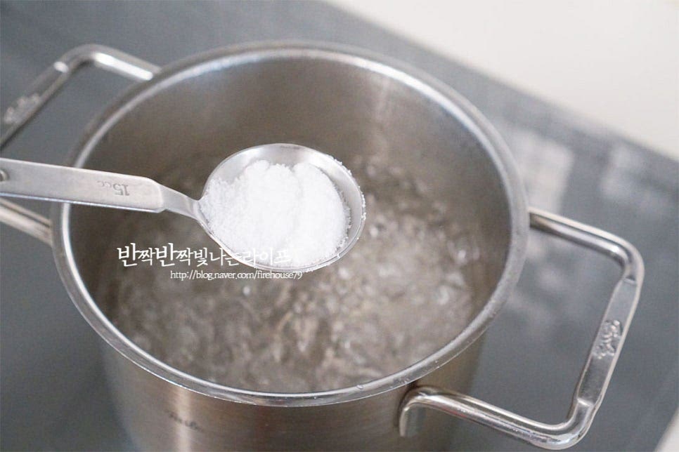 파스타면은 1인분 기준 100g을 준비했습니다. 종류는 스파게티 이외에 좋아하는 것을 넣어도 좋아요. 냄비에 물 1리터를 붓고 끓어오르면 소금 10g을 넣어줍니다. 면을 펼쳐서 넣은 뒤 8분 내외로 삶아줍니다. 종류나 굵기에 따라 삶는 시간은 다르므로 봉지에 적인 시간을 기준으로 1~2분 정도 덜 삶아줍니다. 삶아낸 면이 서로 붙지 않도록 올리브오일을 약간 뿌려 버무려둡니다.