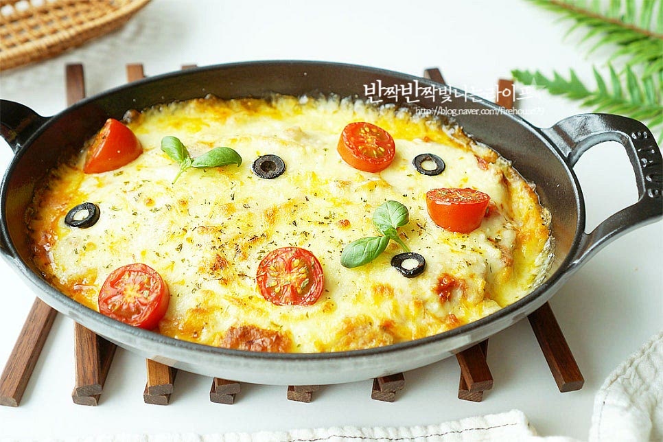 치즈가 노릇하게 구워져 완성입니다. 토마토소스와 치즈를 듬뿍 올려 산뜻한 감칠맛과 고소한 맛이 어우러져요. 영상도 같이 담았어요. 파스타는 조리 레시피도 간단하고 그중에서도 토마토는 아이와 함께 온 가족이 좋아하는 메뉴라 한 번씩 즐겨 만들어 먹기 좋아요. 맛있게 만들어드세요. 끄읕 !