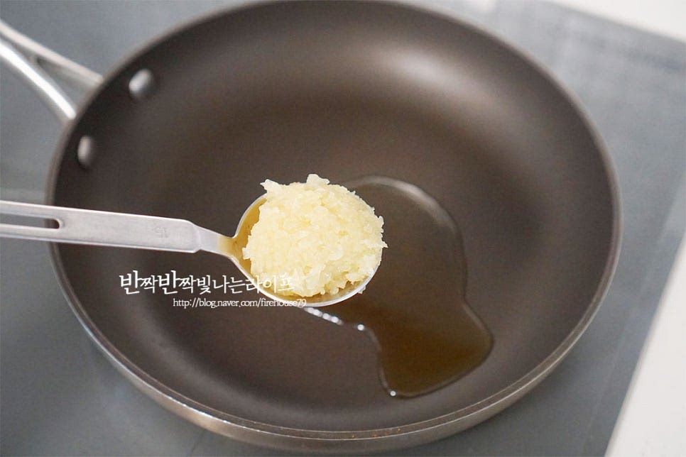 달군 팬에 올리브오일 2 큰 술을 두르고 간 마늘 1 큰 술을 넣어줍니다. 마늘이 타지 않도록 중불로 조절하여 향을 낸 뒤 베이컨을 함께 볶아줍니다. 베이컨을 노릇하게 볶으면 고소한 풍미를 더 살려줍니다. 노릇해지면 양파와 당근도 함께 넣어줍니다. 그 외 샐러리나 방울토마토, 파프리카 등 채소를 넉넉하게 첨가해도 좋아요. 풍미를 돋우기 위해 레드와인 2/3 큰 술, 후추 약간 뿌려줍니다. 와인의 알코올을 날리고 향이 어우러지도록 볶아요. 토마토소스 160ml를 넣어줍니다. 시판 소스 종류마다 농도와 간이 조금 달라 간에 따라 양은 조절해 주세요. 바질, 오레가노 가루를 약간 넣었습니다. 소스를 조금 덜어 먹어보고 단맛이 부족하면 설탕을 조금 넣어 감칠맛을 더해주고 농도가 진하면 물을 추가해 주세요. 소스가 완성되면 삶은 파스타면을 넣고 토마토소스가 어우러지도록 볶아줍니다.