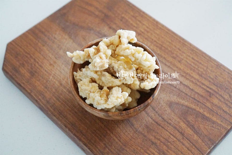 양파, 당근 등을 넣어도 좋아요. 하나, 남은 고기는 에어프라이어로 데워주었어요. 180도 5분 정도 데워줍니다. 기기 사양에 따라 시간을 조절해 주세요. 소스에 들어갈 재료를 잘게 썰어 준비해 주는데요. 파프리카와 피망을 잘게 썰어줍니다. 대파 흰 부분도 잘게 썰고 전분가루와 물을 1:1 비율로 넣고 전분물을 만들어 둡니다.