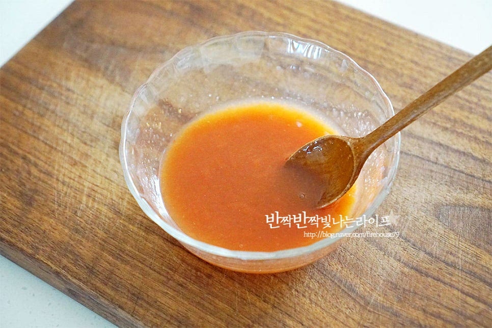 칠리소스 만들기 해요. 소스는 케첩 베이스를 먼저 만들어두고 만들면서 다른 재료와 섞어줄 것이에요. 물 40ml, 토마토케첩 4 큰 술 식초 1/2 큰 술, 황설탕 4 큰 술 소금 약간 넣어줍니다. 기호에 따라 설탕과 식초는 가감해 주세요.
