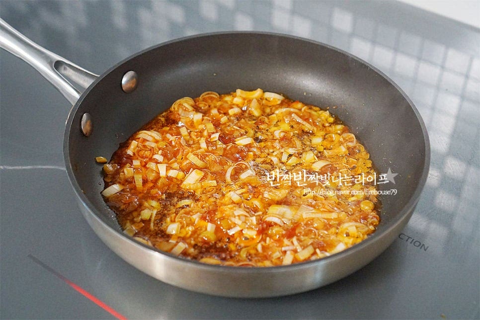 달군 팬에 고추기름 3 큰 술 넣고 다진 대파, 다진 마늘, 다진 생강 두반장 2/3 큰 술을 넣고 볶아줍니다. 재료의 향을 살려 타지 않게 볶아주어요. 은은하게 향이 올라오면 잘게 썬 파프리카와 피망도 넣어요. 가볍게 볶아주다가 케첩 베이스를 넣어줍니다. 재료가 어우러지도록 한소끔 바글바글 끓여주어요. 간을 보고 입맛에 맞게 재료를 가감하여 주셔도 좋아요. 바글바글 끓으면 전분물을 넣어줍니다. 한 번에 모두 넣으면 덩어리지기 쉬우므로 조금씩 나누어 부어가며 농도를 조절하여 줍니다. 걸쭉한 농도가 되면 데워둔 탕수육을 넣어줍니다. 센 불로 빠르게 재료를 버무려 소스가 어우러지도록 해주어요. 먹기 좋게 그릇에 담아내면 근사하게 완성이랍니다. 이렇게 만들어 먹음 느끼하지 않고 또 다른 맛을 느낄 수 있어요. 영상도 같이 담았어요. 매콤하면서도 새콤달콤한 맛이 고소한 고기와 어우러져 별미에요. 남은 탕수육이 아니더라도 냉동 제품을 활용하여 만드셔도 좋아요. 기본 탕수육 만드는법은 아래를 참고해 주세요. 칠리탕수육 만들기 맛있게 즐겨보세요^^ 끄읕 !