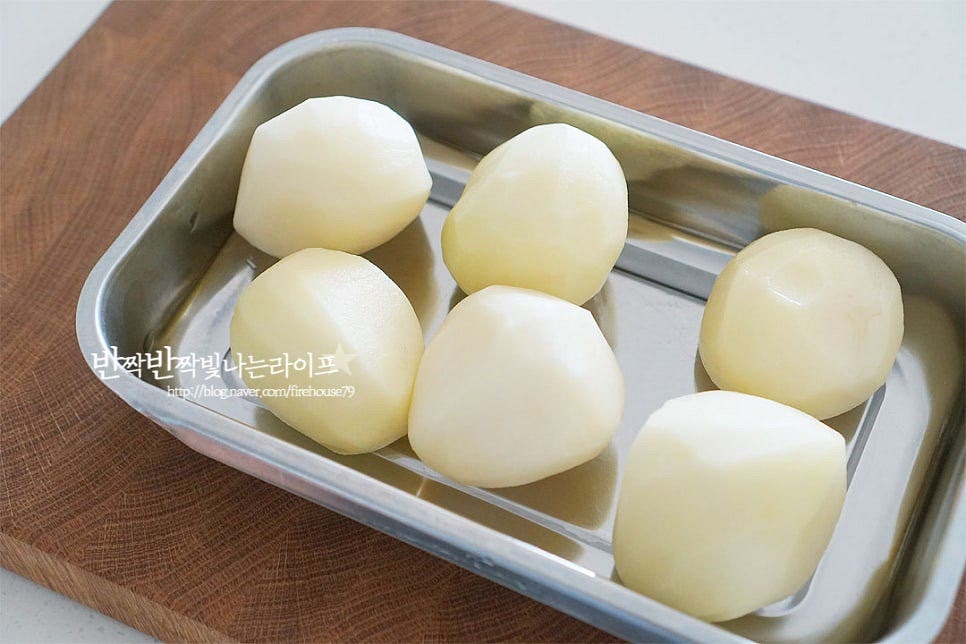 감자는 포슬포슬 요리해먹으면 담백한 맛과 식감이 별미죠. 감자칼로 껍질을 깎아줍니다. 홈이 있는 부분은 도려내어주고 껍질에 싹이 난 부분은 독성이 있는 부분으로 익혀서 먹어도 탈이 날 수 있기 때문에 모두 도려내어 요리해 주셔야 합니다. 믹서기에 넣고 갈아서 전을 구울 것이라 갈기 편하도록 깍둑썰기 해줍니다. 적당히 큼직하게 잘라주었어요.