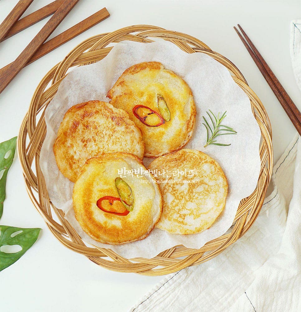 뜨거울 때 먹으면 겉바속쫀의 식감과 담백하고 고소한 풍미를 맛있게 즐길 수 있어요. 영상도 같이 담았어요. 믹서기로 간단하게 만드는 레시피로 감자를 믹서기에 넣고 간 뒤 건더기와 수분을 분리하여 물을 따라버리고 전분 앙금을 반죽에 넣어 만들고 달군 팬에 식용유 넉넉히 둘러 구워주면 바삭바삭 맛있게 완성입니다. 바삭하고 쫀득한 감자전을 요리해드세요. 끄읕 !