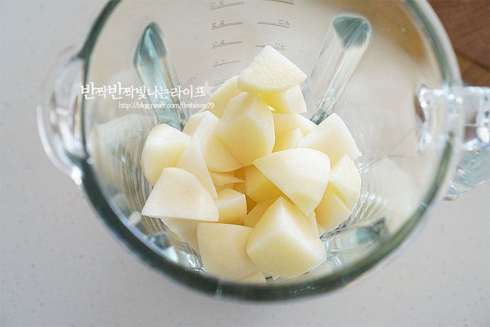 믹서기에 자른 감자를 넣어줍니다. 그대로 넣고 갈아주었는데 수분 정도에 따라 물을 소량 넣어주면 수월하게 갈 수 있습니다. 물을 따로 첨가하지 않고 그대로 갈아주었습니다. 부드럽게 갈면 부드러운 쫀득한 식감으로 맛볼 수 있고 입자를 거칠게 갈아주면 먹는 맛이 있어요. 이대로 반죽을 만들면 묽기 때문에 건더기는 체에 밭쳐 걸러주고 수분과 전분을 분리하여 줄 것입니다. 먼저 체에 면포를 올리고 건더기만 건져내어 줍니다. 수분과 전분을 분리해 주기 위해 이대로 10~15분 정도 둡니다.