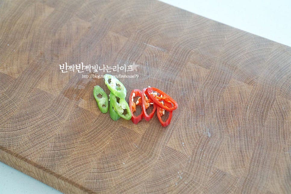 매콤한 향과 색감을 더해주기 위해 고추를 어슷하게 썰어 줍니다. 쑥갓이나 부추를 곁들여도 좋습니다. 부침개를 구울 때 위에 올려주면 먹음직스럽게 만들어져요.