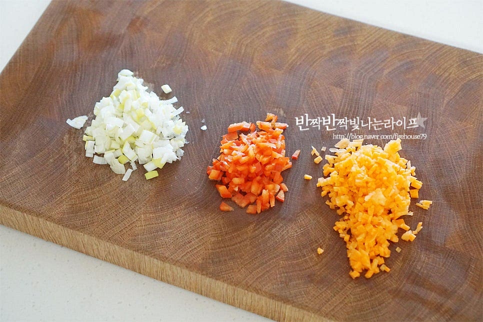 대파, 당근, 파프리카 자투리 채소를 준비했습니다. 정해진 야채가 있다기보다 냉장고 속 남는 재료로 애호박, 양파, 버섯 등을 활용하면 좋습니다. 주먹밥에 들어가는 부재료는 밥과 어우러질 수 있도록 모두 잘게 다져썰어줍니다. 야채가 없다면 간편하게 후리가케를 사용해도 됩니다. 달군 팬에 식용유 약간 두르고 대파를 먼저 볶아 파기름을 내어준 뒤 파가 나른하고 달큰해지면 당근, 파프리카, 소금 한 꼬집, 후추 약간을 넣고 볶아줍니다. 타지 않도록 불을 조절해 수분을 날려 볶아줍니다.