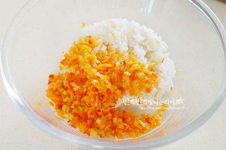넉넉한 크기의 볼에 밥 2/3공기를 넣고 볶은 채소, 모짜렐라치즈를 넣어줍니다. 치즈가 들어가면 바로 구웠을 때 식감과 고소함을 동시에 맛볼 수 있습니다. 참기름 1 큰 술, 통깨 약간 넣고 밥알과 밑간이 섞일 수 있도록 버무립니다. 야채를 볶을 때 밑간해주었고 베이컨이 짭조름하기 때문에 간은 추가하지 않았습니다. 재료가 섞일 수 있도록 섞어줍니다. 이대로 먹어도 고소하게 맛이 좋습니다.