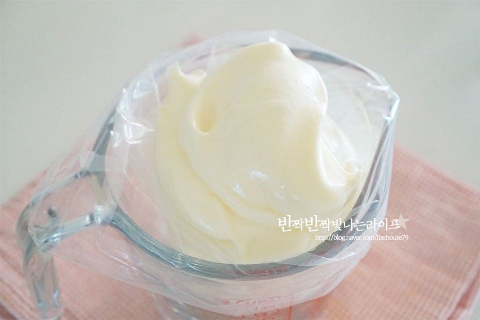 만든 반죽은 짤주머니에 담아줍니다. 달군 팬에 식용유 약간 넣고 전체적으로 고르게 코팅되도록 타월로 정돈해 줍니다. 반죽을 풍성하게 올려줍니다. 구우면서 약간씩 퍼지기 때문에 간격을 두고 올려주는 게 좋습니다. 물 1숟가락을 떨어뜨리고 뚜껑을 덮고 익혀줍니다. 약불에서 천천히 수분의 증기로 구워줍니다. 약불에서 대략 2분 정도 구운 뒤 윗부분으로 반죽을 더 끼얹어주고 다시 3분 더 구워줍니다. 약불에서 총 5분 굽고 뒤집어 반대편도 구워줍니다. 다시 물 1숟가락을 뿌리고 뚜껑을 덮고 익혀주었습니다. 뒤집는 과정에서 간격이 좁아 약간 붙었는데 크기가 큰 편에 간격을 두고 굽는 게 안정적으로 굽기 좋습니다.