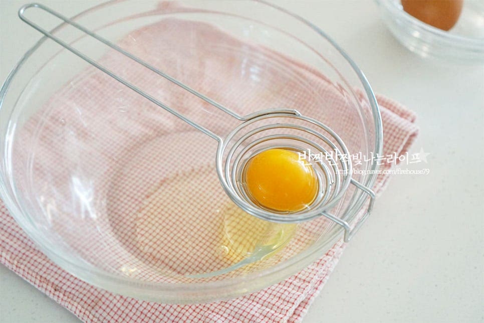 흰자와 노른자는 분리하여줍니다. 각각의 볼에 담아줍니다. 단단한 머랭을 치기 위해서 노른자나 물과 같은 다른 이물질이 섞이지 않도록 주의해 주세요.