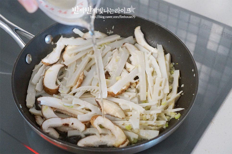 2~3분 볶아 재료가 어우러지면 멸치 다시마 육수를 부어줍니다. 80ml 부어주었는데요. 화력에 따라 조절해 넣어주세요. 물을 넣어도 되지만 물보다 육수를 자작하게 부어주면 들깨의 구수함과 감칠맛이 잘 어울려요. 국간장 1½~2 큰 술 간에 맞추어 넣어주고 졸이듯이 볶아줍니다. 버섯의 숨이 죽고 아삭하면서 보드랍게 익으면 들깨가루를 넣어줍니다. 2~3 큰 술 넣고 농도를 맞추어 주세요. 맛있게 양념이 어우러지면 마무리해요. 죽순볶음은 담백한 맛에 들깨가루의 구수한 감칠맛을 더해주어 식감과 맛이 풍성한 나물 반찬이랍니다. 영상도 같이 담았어요. 아삭하면서 먹을수록 부드럽고 쫄깃한 표고버섯과도 잘 어울려요. 결대로 잘라 식감도 좋고 살짝 데친 뒤 볶음을 만들어 양념도 맛있게 어우러졌답니다. 죽순나물 볶음 맛있게 요리해드세요^^ 끄읕 !