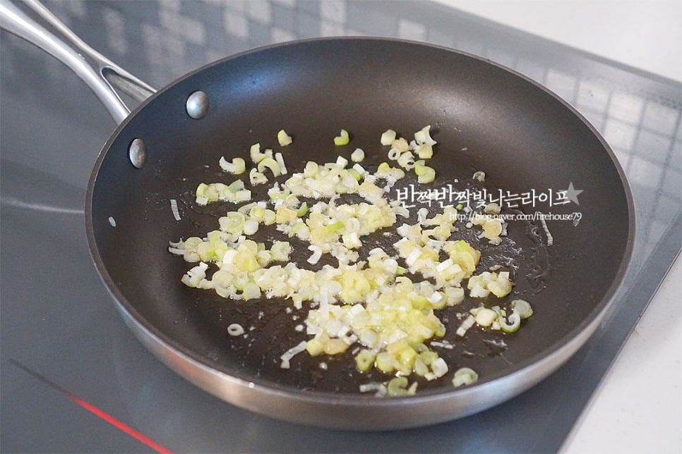 달군 팬에 들기름 1 큰 술, 다진 마늘 1 큰 술 다진대파를 넣고 볶아줍니다. 타지 않도록 중약 불로 불을 낮추어 재료의 향을 내어줍니다. 달큰한 향이 향긋하게 올라오면 죽순과 표고버섯을 넣고 볶아줍니다.