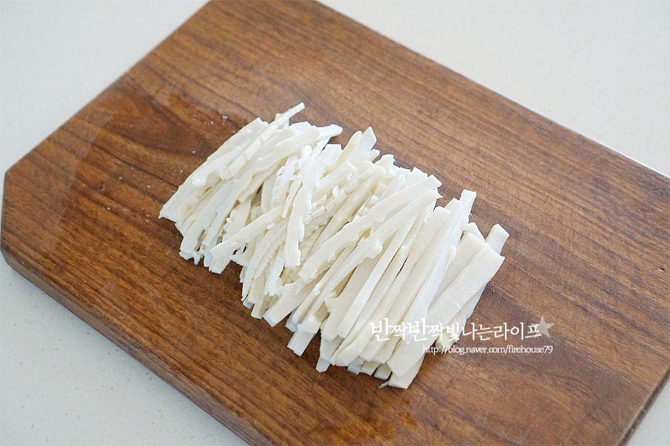 요즘엔 죽순요리를 즐겨 먹기 좋도록 삶아서 소포장되어 구할 수 있는데요. 삶은죽순을 흐르는 물에 가볍게 헹군 뒤 결대로 길게 잘라줍니다. 죽순요리법 같은 경우 생것은 떫은맛을 잡아주기 위해 쌀뜨물에 삶는 과정이 번거롭기 때문에 삶은재료를 활용하면 보다 간단하게 요리할 수 있어요. 끓는 물에 자른 재료를 넣고 1분 정도 가볍게 데쳐줍니다. 그대로 죽순나물을 볶는 것보다 살짝 데쳐서 만들면 식감이 더 좋습니다. 대파는 잘게 썰어 준비해둡니다. 대파대신 쪽파나 실파도 좋습니다. 향이 나도록 흰부분 줄기를 썰었어요. 표고버섯은 밑동을 자르고 편으로 썰어 준비해둡니다. 버섯이나 새우, 고기 등을 곁들이면 맛은 물론 푸짐하게 즐길 수 있어요.