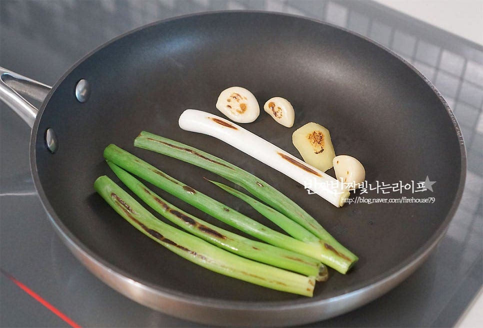 곁들일 닭꼬치 소스를 만들어요. 가장 기본인 간장 양념입니다. 먼저 대파와 마늘, 생강은 마른 팬에 노릇노릇 구워줍니다. 구워서 양념 재료와 넣어주면 더 풍미가 깊어요. 구운 채소와 다시마, 간장 3 큰 술, 물 3 큰 술 맛술 3 큰 술, 생강술(청주) 3 큰 술 황설탕 1 큰 술, 조청(물엿) 2 큰 술 넣고 끓여줍니다. 간을 보고 단맛과 짠맛은 조절해 주세요. 파르르 끓어오르면 7~10분 정도 끓여주어 농도를 조절하여 줍니다. 약간 매운맛을 가미하고 싶다면 건고추 넣으셔도 별미에요~