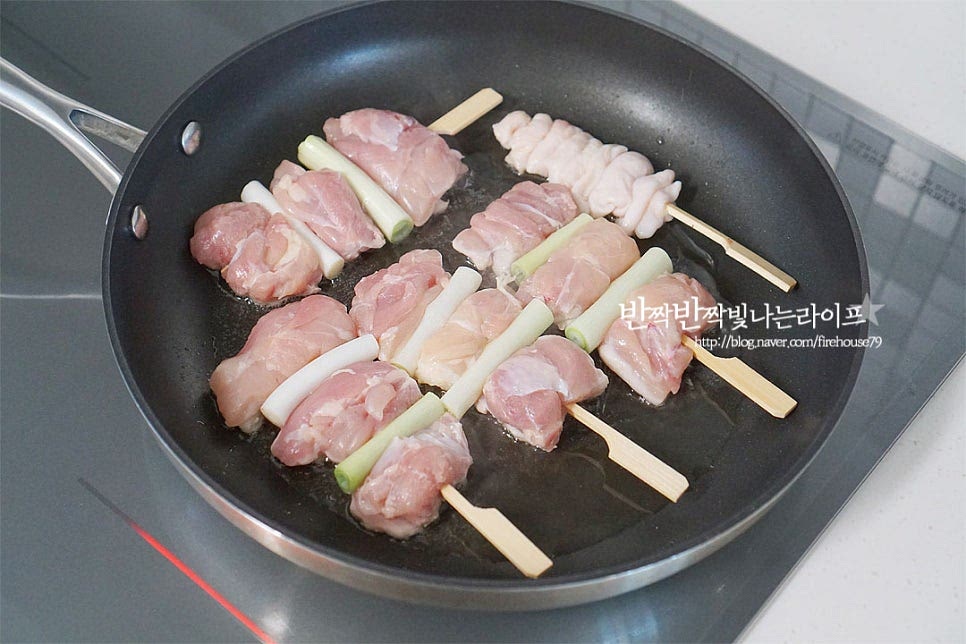 달군 팬에 식용유 약간 두르고 만들어둔 재료를 올려 구워줍니다. 반반 스타일로 구워주었어요. 반은 소금, 후추를 뿌려 소금구이로 구워요. 갈릭솔트 같은 시즈닝 소금을 곁들여도 맛이 좋답니다~ 앞뒤로 뒤집어 노릇노릇하게 구워주어요. 겉면이 반 이상 익으면 나머지 반은 만들어둔 소스를 발라가며 노릇하게 구워줍니다. 종류별로 담아내면 더 먹음직스러워요. 깔끔한 매력의 소금구이도 맛있고, 단짠의 조합 양념구이도 맛있어요. 껍질만 노릇노릇 튀기듯이 구워내면 고소한 맛도 별미고요~ 영상도 같이 담았어요. 에어프라이어도 구우셔도 좋고 먹기 좋게 꼬치에 끼운 뒤 캠핑장에 가져가서 구워드셔도 좋아요. 한입에 쏙쏙 들고 먹는 재미에 더 맛있게 먹을 수 있답니다. 닭꼬치 만드는법 골라먹는 재미 더해 맛있게 만들어 드세요^^ 끄읕 !