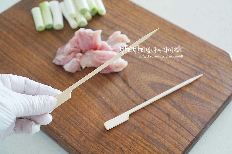 재료 손질이 끝나면 꼬치구이 만들기 위해 나무에 끼워 줍니다. 마트나 다이소 같은 곳에서 쉽게 구할 수 있으며 크기는 취향껏 준비해 주세요. 고기와 파를 번갈아가며 끼워 넣어줍니다. 닭-파 순으로 끼워주면 우리가 알고 있는 그 모양이 되어요~ 팬에 구워줄 것이라 모양을 납작하게 잘 맞추어 끼워주셔야 고르게 구울 수 있어요. 껍질도 먹기 좋게 끼워주었어요. 껍질이 또 은근 매력이랍니다. 기호에 따라 날개나 가슴살, 근위 등을 끼워 만들면 보다 다채롭게 맛보실 수 있어요.