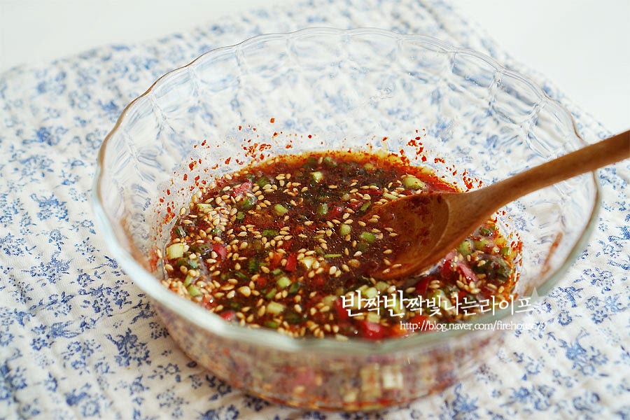 양념장을 만들어요. 간장 3T, 매실청 1T, 고춧가루 1t 다진 마늘 1t, 참기름 1T, 통깨 약간 잘게 썬 쪽파 또는 대파를 넣어 섞어줍니다. 10부 뒤 냄비를 열어보면 향긋함이 가득한 버섯밥이 지어졌어요. 특유의 진한 향이 보기만 해도 먹음직스럽답니다. 영상 레시피를 같이 보면 보다 쉽게 따라 만드실 수 있답니다. 귀여운 버섯과 색 고운 당근, 고소한 소고기까지 어우러져 솥밥 하나만으로도 든든한 기분이 들어요. 밥을 뜨거울 때 주걱으로 위아래를 고슬고슬 섞어줍니다. 굳기 전에 섞어주어야 재료가 더 잘 어우러져요. 섞기 전에 참기름 한 방울 똑 떨어뜨려주면 고소한 풍미가 더 좋답니다. 구수하고 향긋하고 쫄깃한 게 식감과 풍미부터 맛이 좋아요. 말린 것도 좋아하지만 밥에 넣을 땐 생표고버섯요리 만의 매력이 있어요. 양념장 올려서 슥슥 비벼 먹음 영양 가득 한 끼가 된답니다. 표고버섯밥 맛있게 지어서 식감과 맛을 살려 드셔보세요. 밥을 지을 때 다시마 육수를 넣으면 감칠맛이 더 좋아요. 쫄깃한 식감을 좋아한다면 기둥도 같이 넣어보세요. 양념장에 슥슥 건강까지 비벼드세요. 끄읕 ! 냄비밥 짓는법 포스팅도 같이 참고해 주세요.